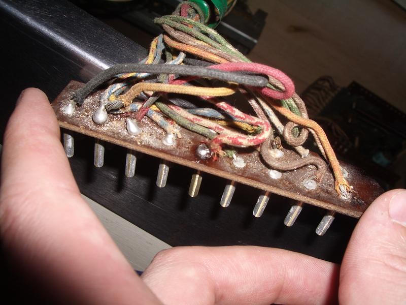 Dead insulator on Jones plugs